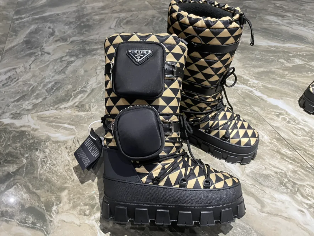 👟👟Ex-factory price 880👟👟 The highest version on the market, Prada's king style, snow boots, ski boots, fat and cute, so cute →_→ From the Prada limited series, unique. Shiny nylon Oblique upper with criss-cross straps for an ideal fit. The boots are made of technical fabric and have a short-cut version. They can be worn in the city or in the mountains. They make the calves slimmer, taller, warmer and have a concave shape. The boots and soles use the original waterproof effect. The size is 35-40. 41Customized